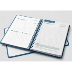 AGENDA ESCOLAR LIDERPAPEL 26-27 ESPIRAL BASIC DIA PAGINA A5 BILINGUE 70G PAPEL FSC AZUL MARINO