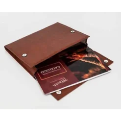 CARPETA PORTADOCUMENTOS ARTESANIA PIEL SINTENTICA CON DOBLE CIERRE DE IMAN COLOR CUERO 260X235X35 MM