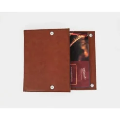 CARPETA PORTADOCUMENTOS ARTESANIA PIEL SINTENTICA CON DOBLE CIERRE DE IMAN COLOR CUERO 260X235X35 MM