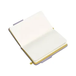 CUADERNO CON GOMILLA ANTARTIK NOTES TAPA DURA A6 HOJAS LISAS MORADO Y AMARILLO 100 HOJAS 80 GR FSC