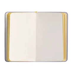 CUADERNO CON GOMILLA ANTARTIK NOTES TAPA DURA A6 HOJAS LISAS MORADO Y AMARILLO 100 HOJAS 80 GR FSC