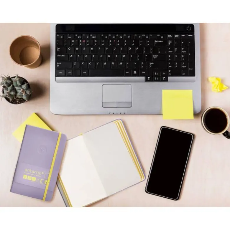 CUADERNO CON GOMILLA ANTARTIK NOTES TAPA DURA A6 HOJAS LISAS MORADO Y AMARILLO 100 HOJAS 80 GR FSC