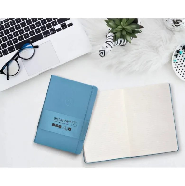 CUADERNO CON GOMILLA ANTARTIK NOTES TAPA DURA A5 HOJAS RAYAS AZUL CLARO 100 HOJAS 80 GR FSC