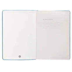 CUADERNO CON GOMILLA ANTARTIK NOTES TAPA DURA A5 HOJAS RAYAS AZUL CLARO 100 HOJAS 80 GR FSC