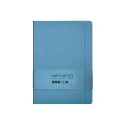 CUADERNO CON GOMILLA ANTARTIK NOTES TAPA DURA A4 HOJAS RAYAS AZUL CLARO 100 HOJAS 80 GR FSC
