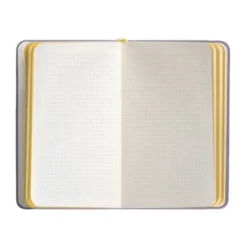 CUADERNO CON GOMILLA ANTARTIK NOTES TAPA DURA A6 HOJAS CUADRICULA MORADO Y AMARILLO 100 HOJAS 80 GR FSC