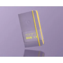 CUADERNO CON GOMILLA ANTARTIK NOTES TAPA DURA A6 HOJAS CUADRICULA MORADO Y AMARILLO 100 HOJAS 80 GR FSC