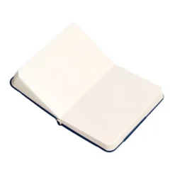 CUADERNO CON GOMILLA ANTARTIK NOTES TAPA DURA A7 HOJAS LISAS AZUL MARINO 80 HOJAS 80 GR FSC