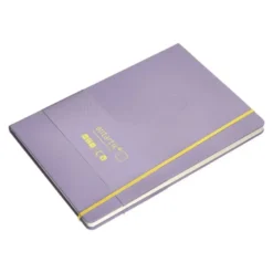 CUADERNO CON GOMILLA ANTARTIK NOTES TAPA DURA A4 HOJAS RAYAS MORADO Y AMARILLO 100 HOJAS 80 GR FSC