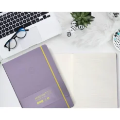 CUADERNO CON GOMILLA ANTARTIK NOTES TAPA DURA A4 HOJAS RAYAS MORADO Y AMARILLO 100 HOJAS 80 GR FSC