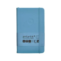 CUADERNO CON GOMILLA ANTARTIK NOTES TAPA DURA A6 HOJAS RAYAS AZUL CLARO 100 HOJAS 80 GR FSC