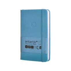 CUADERNO CON GOMILLA ANTARTIK NOTES TAPA DURA A6 HOJAS RAYAS AZUL CLARO 100 HOJAS 80 GR FSC