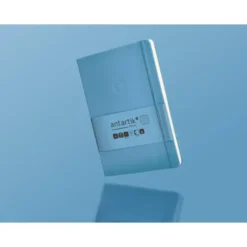 CUADERNO CON GOMILLA ANTARTIK NOTES TAPA DURA A5 HOJAS CUADRICULA AZUL CLARO 100 HOJAS 80 GR FSC