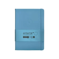 CUADERNO CON GOMILLA ANTARTIK NOTES TAPA DURA A5 HOJAS LISAS AZUL CLARO 100 HOJAS 80 GR FSC