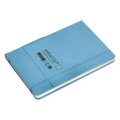 CUADERNO CON GOMILLA ANTARTIK NOTES TAPA DURA A5 HOJAS LISAS AZUL CLARO 100 HOJAS 80 GR FSC