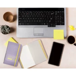 CUADERNO CON GOMILLA ANTARTIK NOTES TAPA DURA A6 HOJAS RAYAS MORADO Y AMARILLO 100 HOJAS 80 GR FSC