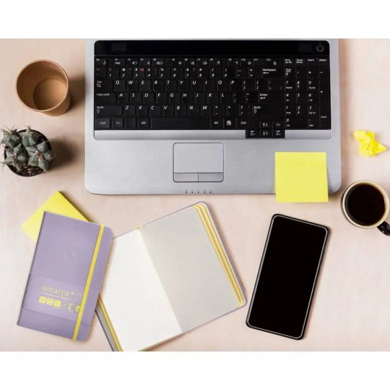 CUADERNO CON GOMILLA ANTARTIK NOTES TAPA DURA A6 HOJAS RAYAS MORADO Y AMARILLO 100 HOJAS 80 GR FSC