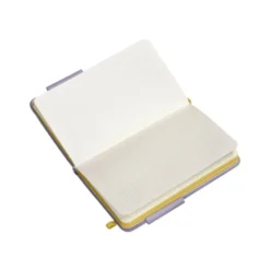 CUADERNO CON GOMILLA ANTARTIK NOTES TAPA DURA A6 HOJAS RAYAS MORADO Y AMARILLO 100 HOJAS 80 GR FSC