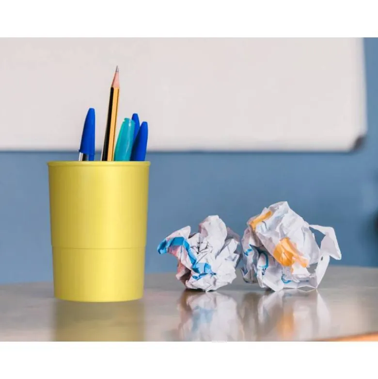 CUBILETE PORTALAPICES Q-CONNECT AMARILLO PASTEL OPACO PLASTICO DIAMETRO 75 MM ALTO 100 MM