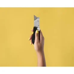 CUTER Q-CONNECT PLEGABLE XD-925 CON MECANISMO DE CAMBIO RAPIDO CUCHILLA ANCHA MANGO ANTIDESLIZANTE