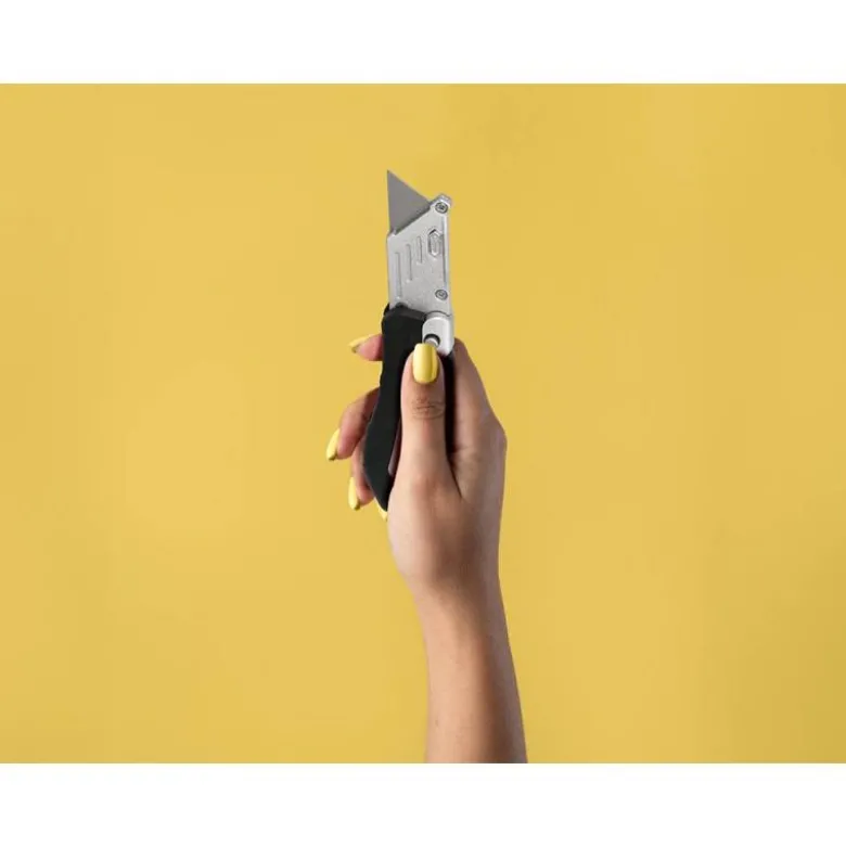 CUTER Q-CONNECT PLEGABLE XD-925 CON MECANISMO DE CAMBIO RAPIDO CUCHILLA ANCHA MANGO ANTIDESLIZANTE