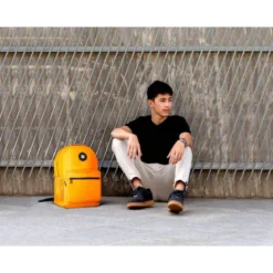 MOCHILA ANTARTIK CON ASA Y BOLSILLO FRONTAL CONCREMALLERA COLOR MOSTAZA 320X140X430 MM