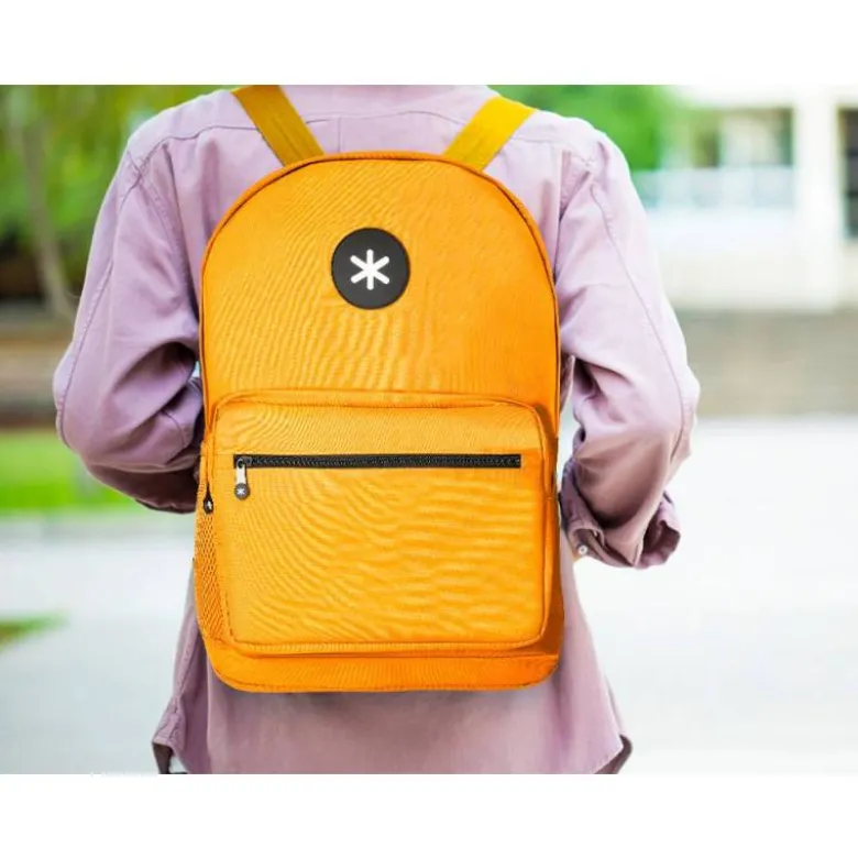 MOCHILA ANTARTIK CON ASA Y BOLSILLO FRONTAL CONCREMALLERA COLOR MOSTAZA 320X140X430 MM