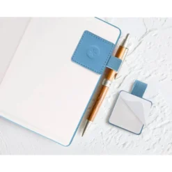 PORTABOLIGRAFO AUTOADHESIVO ANTARTIK PARA CUADERNO NOTE CON ELASTICO HASTA 15 MM GROSOR 80 MM AZUL CLARO 40X40