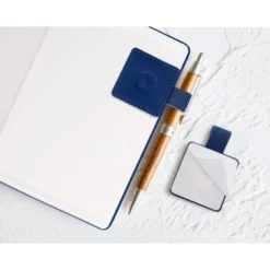 PORTABOLIGRAFO AUTOADHESIVO ANTARTIK PARA CUADERNO NOTE CON ELASTICO HASTA 15 MM GROSOR 80 MM AZUL MARINO