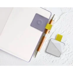 PORTABOLIGRAFO AUTOADHESIVO ANTARTIK PARA CUADERNO NOTE CON ELASTICO HASTA 15 MM GROSOR 80 MM MORADO Y AMARILLO