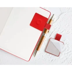 PORTABOLIGRAFO AUTOADHESIVO ANTARTIK PARA CUADERNO NOTE CON ELASTICO HASTA 15 MM GROSOR 80 MM ROJO 40X40 MM