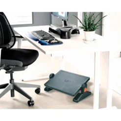Reposapies plastico ajustable q-connect medidas 310 x 90 x 450 mm.
