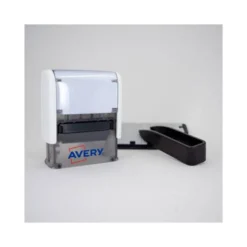 SELLO AVERY ESPECIAL TEJIDOS PERSONALIZABLE 3 LINEAS 288 CARACTERES CON PINZA Y TIRA TERMOADHESIVA LAVABLE NEGRO