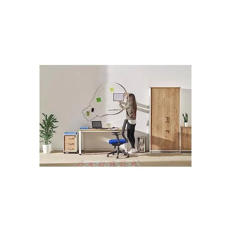 SILLA ROCADA DE OFICINA CON RUEDAS Y BRAZOS TAPIZADA EN TELA IGNIFUGA AZUL Y RESPALDO EN POLIMERO NEGRO