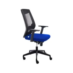 SILLA ROCADA DE OFICINA CON RUEDAS Y BRAZOS TAPIZADA EN TELA IGNIFUGA AZUL Y RESPALDO EN POLIMERO NEGRO