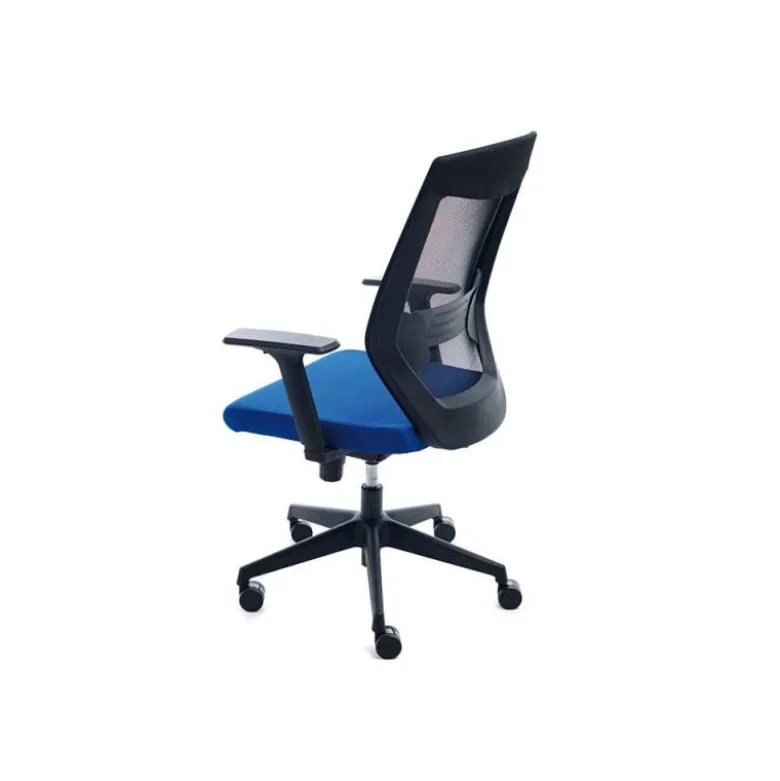 SILLA ROCADA DE OFICINA CON RUEDAS Y BRAZOS TAPIZADA EN TELA IGNIFUGA AZUL Y RESPALDO EN POLIMERO NEGRO