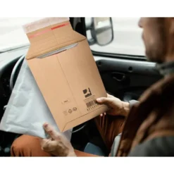 SOBRE PARA ENVIOS Q-CONNECT CARTON 100% RECICLADO Y RECICLABLE CIERRE AUTOADHESIVO314X252X72 MM COLOR KRAFT